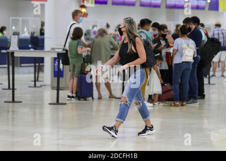 CANCUN, MEXIQUE - 19 NOVEMBRE : une personne porte un masque de protection pendant qu'elle attend de monter à bord de l'avion à l'aéroport international de Cancun le 19 novembre 2020 à Cancun, Mexique. Crédit : Rodolfo Flores/Groupe Eyepix/accès photo Banque D'Images