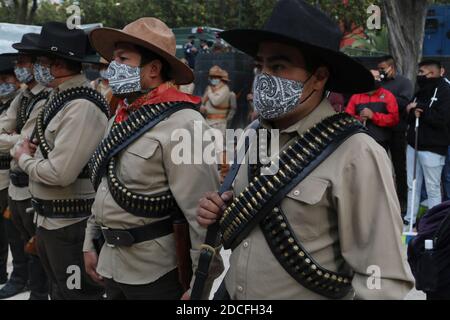 Mexico, Mexique. 20 novembre 2020. MEXICO, MEXIQUE - NOVEMBRE 20 : des personnes représentent des scènes de la Révolution mexicaine lors d'une cérémonie commémorant le 110 anniversaire de la Révolution du Mexique à Monumento de Revolucion le 20 novembre 2020 à Mexico, Mexique. Crédit: Ismael Rosas/Eyepix Group/The photo Access crédit: The photo Access/Alay Live News Banque D'Images