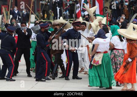 Mexico, Mexique. 20 novembre 2020. MEXICO, MEXIQUE - NOVEMBRE 20 : des personnes représentent des scènes de la Révolution mexicaine lors d'une cérémonie commémorant le 110 anniversaire de la Révolution du Mexique à Monumento de Revolucion le 20 novembre 2020 à Mexico, Mexique. Crédit: Ismael Rosas/Eyepix Group/The photo Access crédit: The photo Access/Alay Live News Banque D'Images