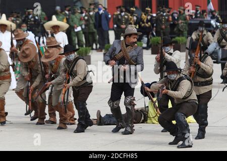 Mexico, Mexique. 20 novembre 2020. MEXICO, MEXIQUE - NOVEMBRE 20 : des personnes représentent des scènes de la Révolution mexicaine lors d'une cérémonie commémorant le 110 anniversaire de la Révolution du Mexique à Monumento de Revolucion le 20 novembre 2020 à Mexico, Mexique. Crédit: Ismael Rosas/Eyepix Group/The photo Access crédit: The photo Access/Alay Live News Banque D'Images