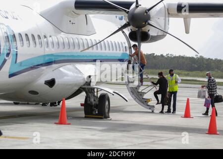 CANCUN, MEXIQUE - NOVEMBRE 19 : une personne porte un masque de protection à bord de l'avion à l'aéroport international de Cancun le 19 novembre 2020 à Cancun, Mexique. Crédit : Rodolfo Flores/Groupe Eyepix/accès photo Banque D'Images