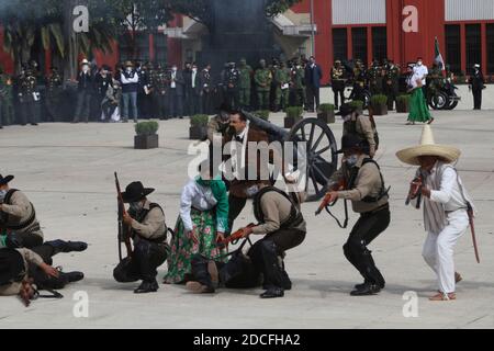 Mexico, Mexique. 20 novembre 2020. MEXICO, MEXIQUE - NOVEMBRE 20 : des personnes représentent des scènes de la Révolution mexicaine lors d'une cérémonie commémorant le 110 anniversaire de la Révolution du Mexique à Monumento de Revolucion le 20 novembre 2020 à Mexico, Mexique. Crédit: Ismael Rosas/Eyepix Group/The photo Access crédit: The photo Access/Alay Live News Banque D'Images