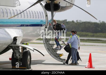 CANCUN, MEXIQUE - NOVEMBRE 19 : une personne porte un masque de protection à bord de l'avion à l'aéroport international de Cancun le 19 novembre 2020 à Cancun, Mexique. Crédit : Rodolfo Flores/Groupe Eyepix/accès photo Banque D'Images