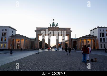 Berlin, Allemagne. 20 novembre 2020. Vue sur la porte de Brandebourg depuis Pariser Platz en soirée. Credit: Gerald Matzka/dpa-Zentralbild/ZB/dpa/Alay Live News Banque D'Images