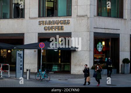 Berlin, Allemagne. 20 novembre 2020. Vue extérieure depuis Starbucks Coffee sur la Pariser Platz. Credit: Gerald Matzka/dpa-Zentralbild/ZB/dpa/Alay Live News Banque D'Images