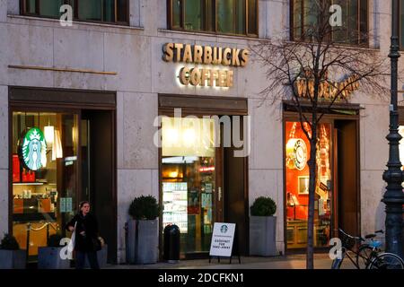 Berlin, Allemagne. 20 novembre 2020. Vue extérieure depuis Starbucks Coffee sur la Pariser Platz. Credit: Gerald Matzka/dpa-Zentralbild/ZB/dpa/Alay Live News Banque D'Images