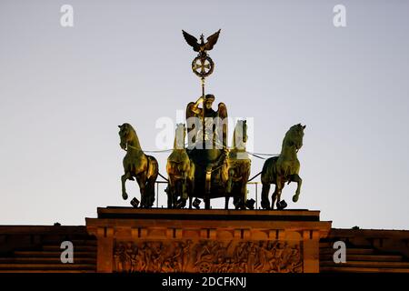 Berlin, Allemagne. 20 novembre 2020. Le quadriga de l'avant de la porte de Brandebourg. Credit: Gerald Matzka/dpa-Zentralbild/ZB/dpa/Alay Live News Banque D'Images