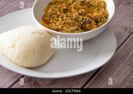 Bol de Yam martelé servi avec Egusi - soupe Melon Banque D'Images