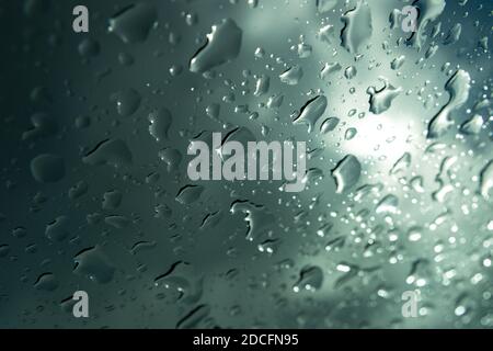 Mise au point sélective sur les gouttes de pluie sur une fenêtre après une tempête Banque D'Images