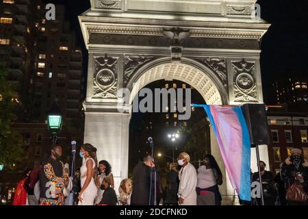 New York, États-Unis. 20 novembre 2020. Les partisans des transgenres se rassemblent au Washington Square Park pour participer au rassemblement du jour du souvenir des transgenres. Le jour du souvenir transgenre (TDOR) est une célébration annuelle le 20 novembre qui honore la mémoire des personnes transgenres dont la vie a été perdue dans des actes de violence antitransgenre. Crédit : SOPA Images Limited/Alamy Live News Banque D'Images