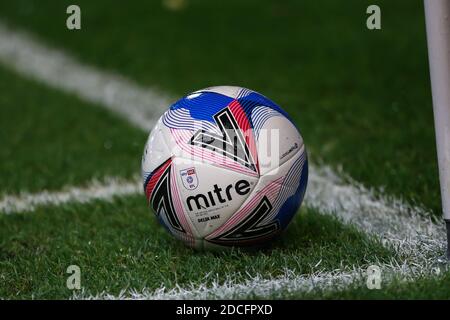 Le ballon de football Mitre Delta Max est utilisé dans le championnat Sky Bet Banque D'Images