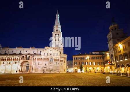 Modène, vue nocturne sur la Piazza Grande, la ville de Modène, le Duomo et la tour de Ghirlandina, site classé au patrimoine mondial de l'UNESCO Banque D'Images