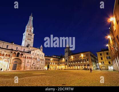 Modène, vue nocturne sur la Piazza Grande, la ville de Modène, le Duomo et la tour de Ghirlandina, site classé au patrimoine mondial de l'UNESCO Banque D'Images