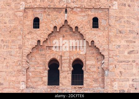 Anciens murs de médina à Marrakech, partie de la mosquée Kutubiyya, portes et fenêtres de style arabe, bâtiments en argile rouge, Maroc Banque D'Images