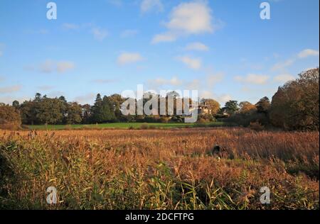 Vue sur le centre d'étude environnementale How Hill Trust depuis la rivière Ant dans le parc national Broads à Ludham, Norfolk, Angleterre, Royaume-Uni. Banque D'Images