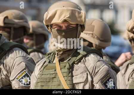 KIEV, UKRAINE - 04 août 2017 : les chargés de la loi lors d'événements solennels à l'occasion du deuxième anniversaire de la création de la police nationale d'Ukraine sur la place Sofiyskaya, à Kiev Banque D'Images