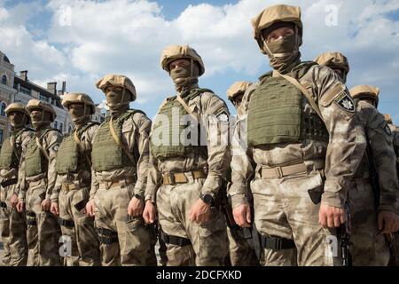 KIEV, UKRAINE - 04 août 2017 : les chargés de la loi lors d'événements solennels à l'occasion du deuxième anniversaire de la création de la police nationale d'Ukraine sur la place Sofiyskaya, à Kiev Banque D'Images