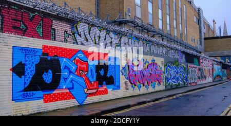 Graffiti coloré et lumineux, dont le travail par décor, Tizer et Snag, sur les murs de Gray Eagle Street, Shoreditch, East London, Royaume-Uni Banque D'Images