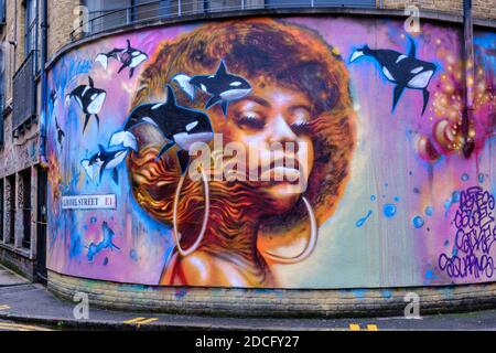 Fresque colorée de Jim Vision à l'angle de Jerome St, Shoreditch, est de Londres. Fait partie de sa série femmes colorées. Banque D'Images