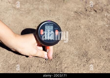 Mesure de la température, de la teneur en humidité du sol, de l'humidité de l'environnement et de l'éclairage. Concept de réchauffement climatique. Banque D'Images