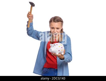 Belle adolescente tient une banque de piggy et un marteau dans ses mains, isolé sur fond blanc Banque D'Images