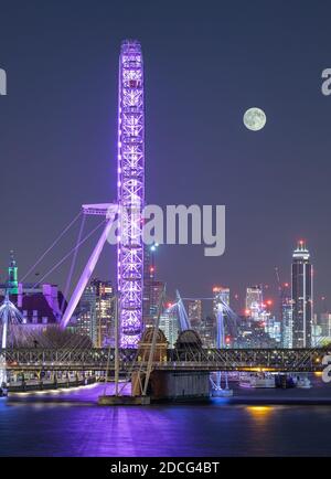 La Tamise et la rive sud de Londres avec une super lune au-dessus de la ville. Banque D'Images