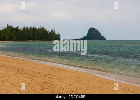 Plage à Secret Island, Oahu, Hawaï, avec une vue sur l'île de Mokoli'i (anciennement connue sous le nom de « Chinaman's Hat ») de l'autre côté de la baie Banque D'Images