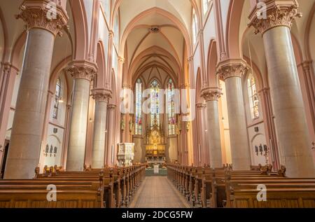 VIENNE, AUSTIRA - 22 OCTOBRE 2020 : la nef de l'église Laurentiuskirche. Banque D'Images