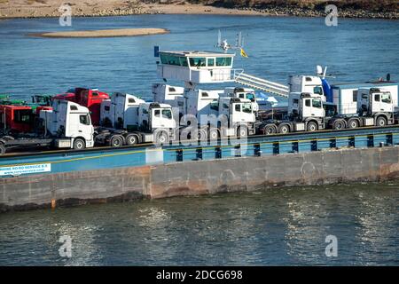 Cargo sur le Rhin, près de Krefeld, cargo spécial pour véhicules, unité de poussée Vera/Ro1, transporte de nouveaux véhicules, ici des tracteurs de camion et mobil Banque D'Images