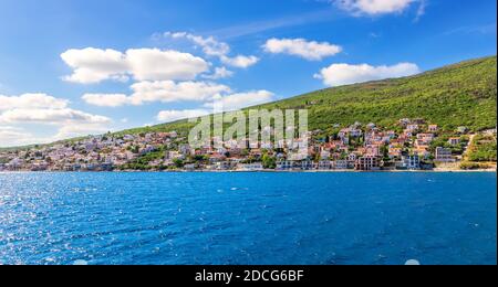 Villages sur la côte dans la baie de Kotor, mer d'Adriatiac, Monténégro Banque D'Images