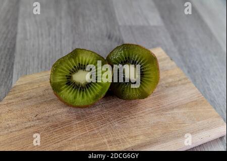 composition de kiwis avec kiwis exposés dans diverses perspectives sur le bois tableau Banque D'Images
