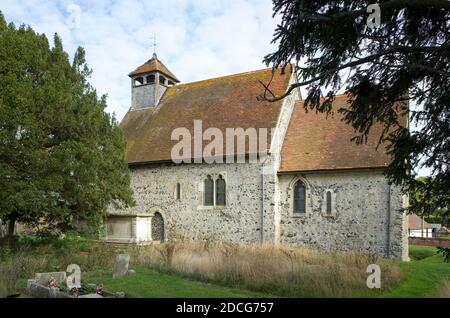 Cour de l'église et église de l'église St Batholomew à Goodnestone Kent Angleterre Royaume-Uni Banque D'Images