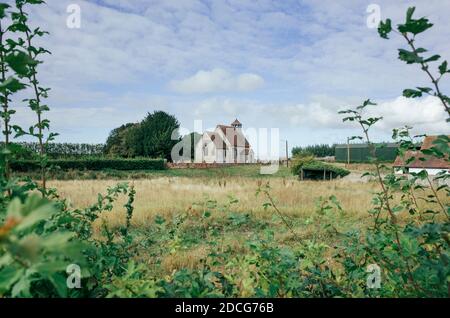 Vue sur les champs jusqu'à l'église St Batholomew à Goodnestone Kent Angleterre Royaume-Uni Banque D'Images