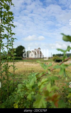 Vue sur les champs jusqu'à l'église St Batholomew à Goodnestone Kent Angleterre Royaume-Uni Banque D'Images