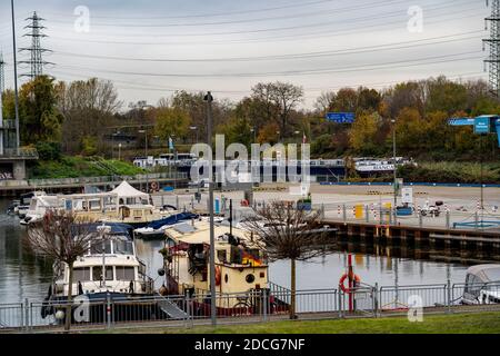 Port de plaisance sur le canal Rhin-Herne à Oberhausen, NRW, Allemagne, Banque D'Images