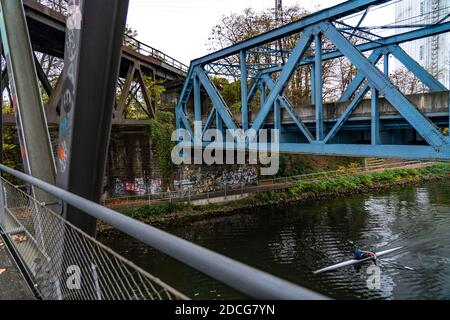 Le canal Rhin-Herne à Oberhausen, gasomètre Oberhausen pendant la rénovation, bateau à ramer, formation, NRW, Allemagne, Banque D'Images