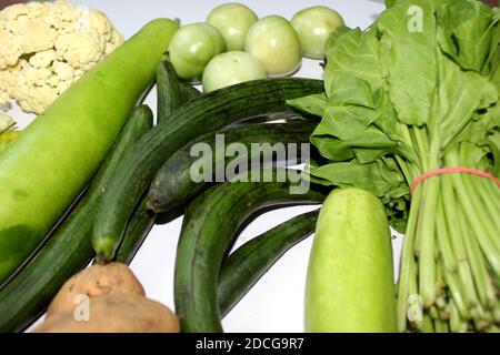 Source de protéines pour les végétariens. Vue du haut aliments sains manger propre: Légumes, fruits, super nourriture, légumes feuilles sur fond blanc. Banque D'Images