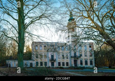 Wandlitz, Brandebourg, Gemany - 16 février 2019 : ruines du château historique de Dammsmuehle près de Wandlitz dans le Brandebourg, Allemagne Banque D'Images