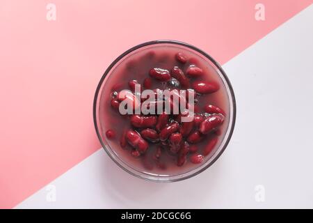 Grains de haricots rouges dans un bol sur la table . Banque D'Images