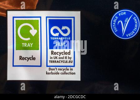 Informations de recyclage pour le film TerraCycle et le plateau et adapté à Symboles végétariens sur un paquet de McVités drôle os gâteau au chocolat barres Banque D'Images