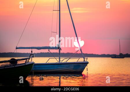 coucher de soleil derrière un lac Banque D'Images