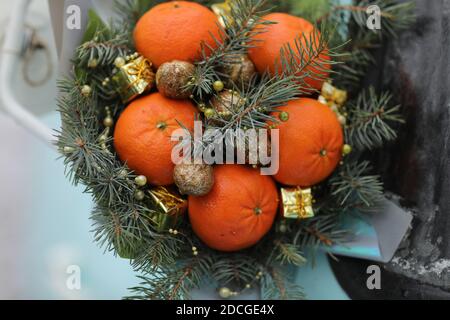 Bouquet de Noël de branches de sapin, mandarines et petites boîtes-cadeaux sur fond bleu. Nouvelle année Banque D'Images