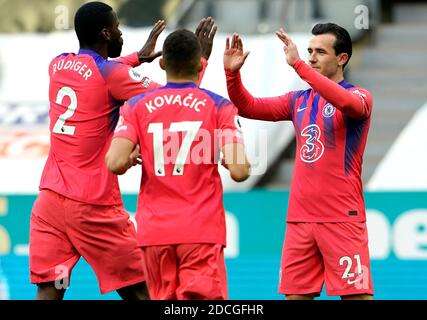 Ben Chilwell (à droite), de Chelsea, célèbre le premier but de sa partie avec les coéquipiers Antonio Rudiger et Mateo Kovacic, marqués par Federico Fernandez (non représenté) de Newcastle United lors du match de la Premier League à St James' Park, Newcastle. Banque D'Images