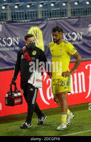 Nashville, Tennessee, États-Unis. 20 novembre 2020. Anibal Godoy, milieu de terrain de Nashville SC, quitte le terrain après avoir subi une blessure lors d'une coupe MLS Playoffs Eastern Conference jeu entre Nashville SC et Inter Miami, le 20 novembre 2020 au stade Nissan crédit: Action plus Sports/Alay Live News Banque D'Images