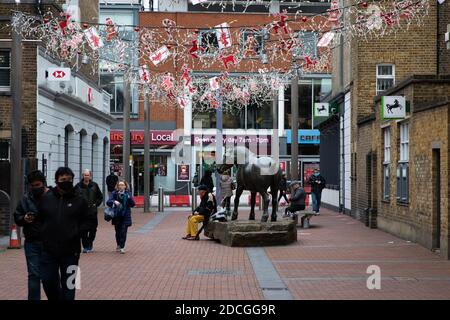 Londres, Royaume-Uni. 21 novembre 2020. Décorations de Noël au centre commercial Ealing Broadway. Crédit : Liam Asman/Alay Live News Banque D'Images