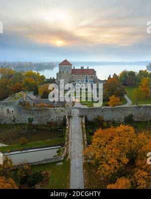 Château de la ville de Tata en Hongrie. Incroyable fort aquatique à côté du vieux lac. Construit au XIIIe siècle. Magnifique vue spectaculaire sur le lever du soleil. Banque D'Images