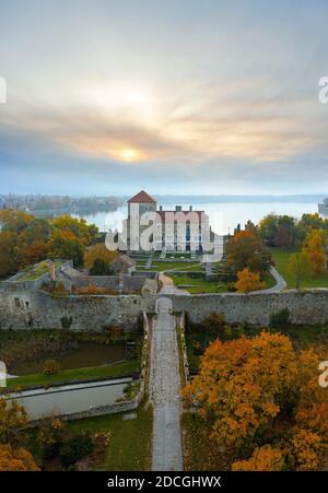 Château de la ville de Tata en Hongrie. Incroyable fort aquatique à côté du vieux lac. Construit au XIIIe siècle. Magnifique vue spectaculaire sur le lever du soleil. Banque D'Images