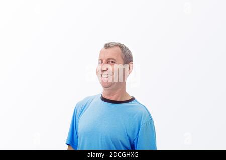 Joyeux homme d'âge moyen souriant portant un t-shirt décontracté isolé sur fond blanc . Portrait d'un vieil homme joyeux souriant isolé sur le dos blanc Banque D'Images