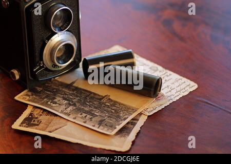 Ancien appareil photo TLR vintage - reflex à double objectif et cartes postales anciennes Banque D'Images