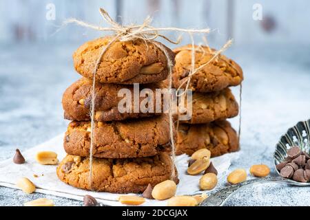 Biscuits aux pépites de chocolat au beurre d'arachide empilés sur une table Banque D'Images